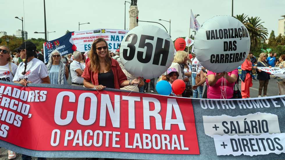 Manifestantes participam no protesto convocado pela Confederação Geral dos Trabalhadores Portugueses - Intersindical Nacional (CGTP-IN), contra o anteprojeto de revisão da legislação laboral, em Lisboa, 20 de setembro de 2025. ANTÓNIO COTRIM/LUSA