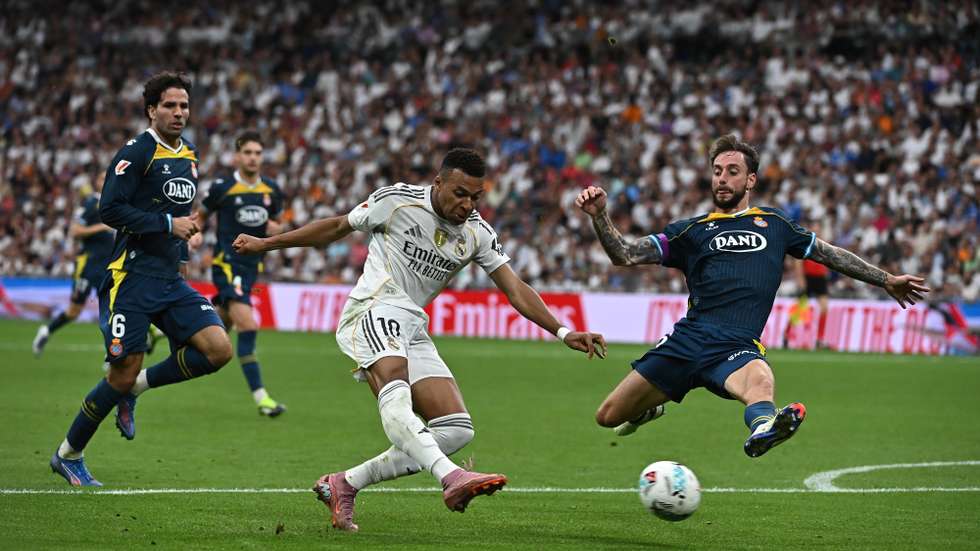 epa12393257 Real Madrid's Kylian Mbappe (C) in action during the Spanish LaLiga soccer match between Real Madrid and RCD Espanyol, in Madrid, Spain, 20 September 2025.  EPA/FERNANDO VILLAR