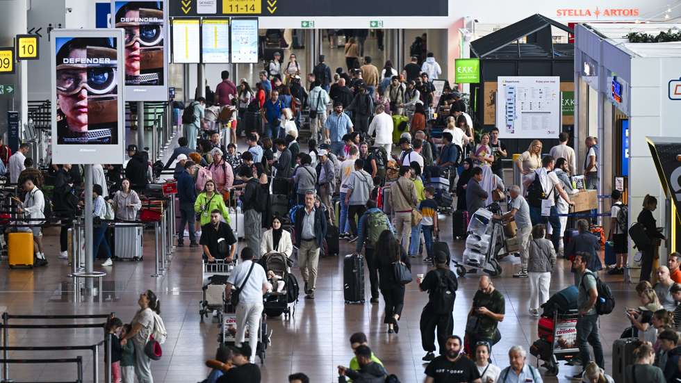epa12270816 Travelers with luggage in the departures hall at Brussels international airport in Brussels, Belgium, 29 July 2025. The airport expects more than 5.1 million passengers during the summer months of July and August.  EPA/FREDERIC SIERAKOWSKI