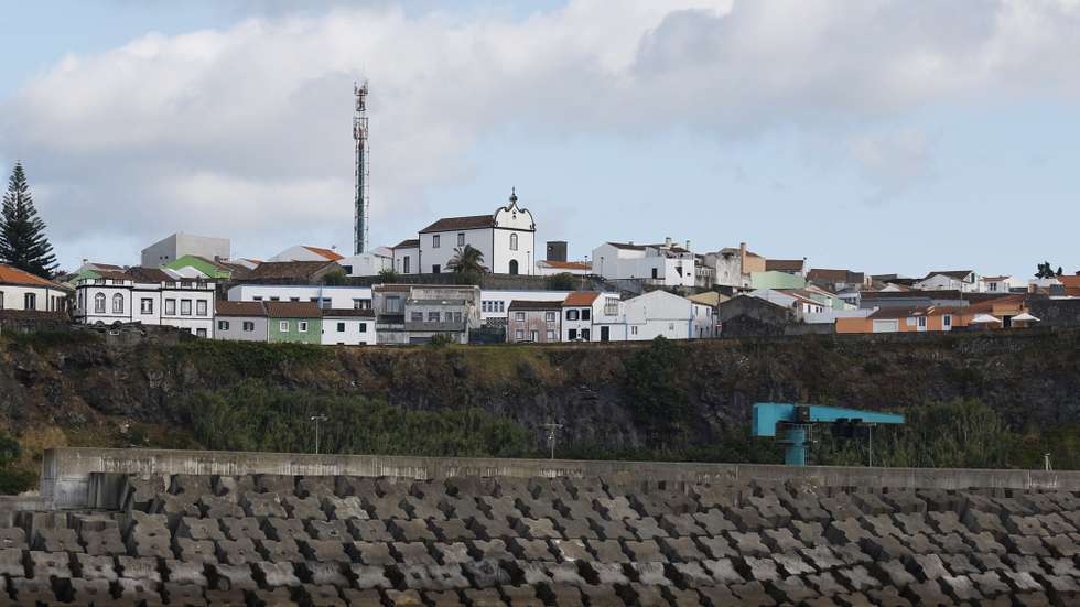 Vista de Rabo de Peixe a partir do porto de pesca. Ribeira Grande, 02 de agosto de 2025. NUNO VEIGA/LUSA