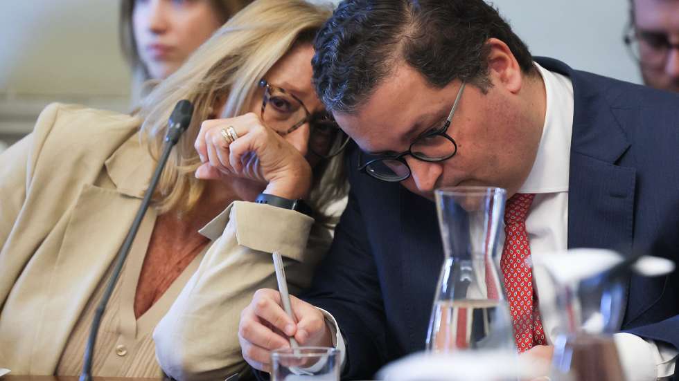 A ministra do Trabalho,  Maria do Rosário Palma Ramalho, conversa com o ministro de Estado e das Finanças, Joaquim Miranda Sarmento, durante a reunião plenária da Comissão Permanente de Concertação Social (CES), 23 de setembro de 2025, no Palácio das Laranjeiras, em Lisboa.    MANUEL DE ALMEIDA/LUSA