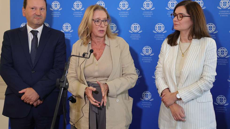 A ministra do Trabalho,  Maria do Rosário Palma Ramalho (C), fala aos jornalistas após a reunião plenária da Comissão Permanente de Concertação Social (CES), 23 de setembro de 2025, no Palácio das Laranjeiras, em Lisboa.    MANUEL DE ALMEIDA/LUSA