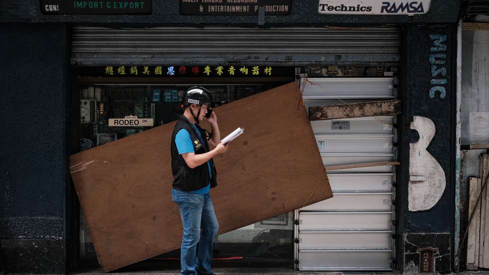 Residentes e comerciantes de Macau tomaram precauções contra os impactos potencialmente graves de ventos sustentados superiores a 200 quilómetros por hora e rajadas até 260, devido à intensidade do supertufão Ragasa que se aproxima do território e que pode ocorrer na quarta-feira a possibilidade de inundações de magnitude comparável às observadas durante os tufões Hato e Mangkhut, 23 de setembro de 2025, Macau. GONÇALO LOBO PINHEIRO/LUSA