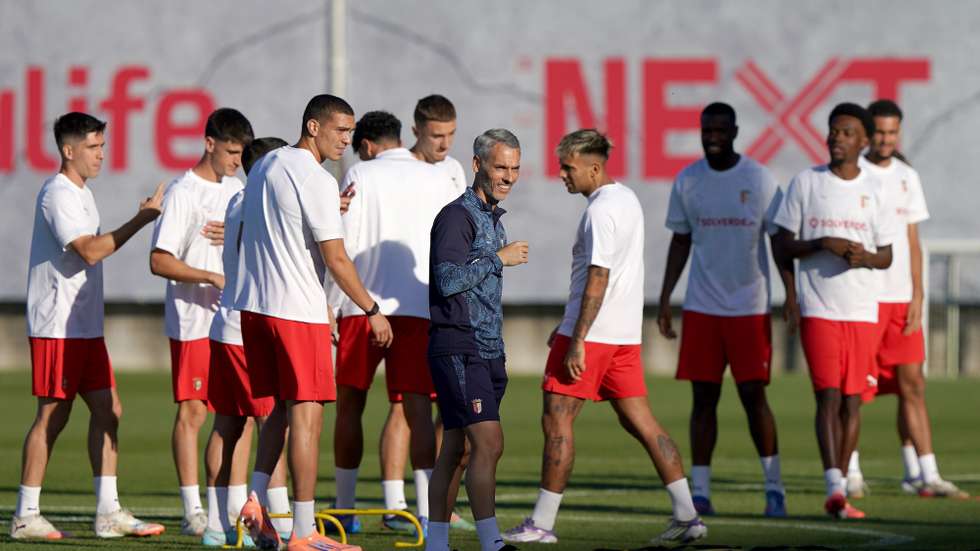 Sporting de Braga head coach Carlos Vicens leads a training session in Braga, Portugal, 23 September  2025. Sporting de Braga will play against Feyenoord during the UEFA Europa League J1 soccer match in  Braga, north of Portugal on 24 September 2025. HUGO DELGADO/LUSA