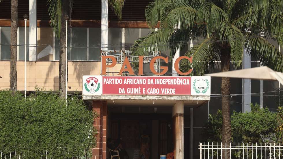 Fachada da sede do  PAIGC, na Guiné-Bissau, em Bissau, 17  de novembro  de 2023. ANTÓNIO COTRIM/LUSA