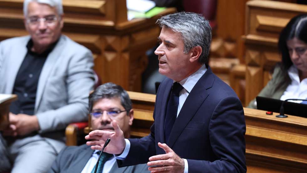 O secretário-geral do Partido Socialista (PS), José Luís Carneiro, intervém durante o debate quinzenal com a presença do primeiro-ministro, na Assembleia da República, em Lisboa, 24 de setembro de 2025. O primeiro-ministro regressa hoje aos debates quinzenais no parlamento mais de sete meses depois da última discussão neste formato e a pouco mais de duas semanas da entrega do Orçamento do Estado para 2026. ANTÓNIO COTRIM/LUSA