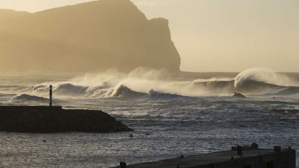 Mar agitado e vento forte em São Mateus da Calheta, ilha Treceira, Açores