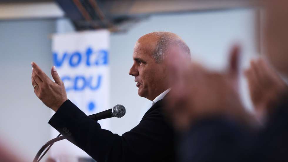 O secretário-geral do Partido Comunista Português (PCP), Paulo Raimundo (D), discursa na sessão pública da CDU, Vidigueira, 28 de setembro de 2025. NUNO VEIGA/LUSA