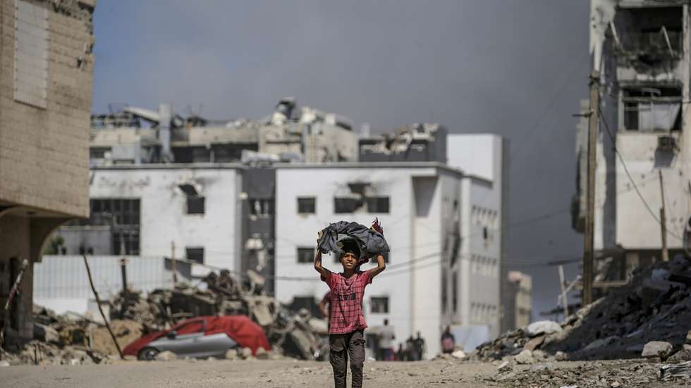 epa12412366 A Palestinian boy walks as smoke rises following an Israeli airstrike around Al-Shifa hospital in Gaza City, Gaza Strip, 28 September 2025. More than 66,000 Palestinians have been killed in the Gaza Strip since October 2023, according to the Palestinian Ministry of Health, and about 1,200 Israelis have been killed since the launch of an Israeli military campaign in response to a cross-border attack by Hamas on 07 October 2023.  EPA/MOHAMMED SABER