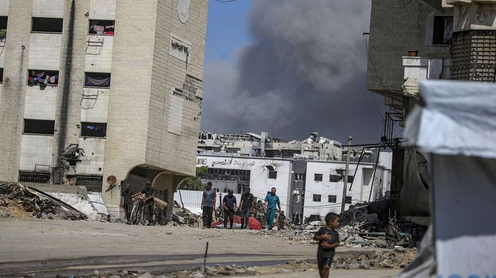 epa12412368 Smoke rises following an Israeli airstrike around Al-Shifa hospital in Gaza City, Gaza Strip, 28 September 2025. More than 66,000 Palestinians have been killed in the Gaza Strip since October 2023, according to the Palestinian Ministry of Health, and about 1,200 Israelis have been killed since the launch of an Israeli military campaign in response to a cross-border attack by Hamas on 07 October 2023.  EPA/MOHAMMED SABER