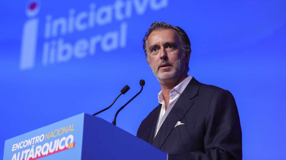 João Cotrim Figueiredo do partido Iniciativa Liberal (IL) discursa durante o Encontro Nacional Autárquico realizado no Centro de Congressos do Estoril no âmbito das próximas eleições autárquicas de 12 de outubro, Estoril, 28 de setembro de 2025. MANUEL DE ALMEIDA/LUSA