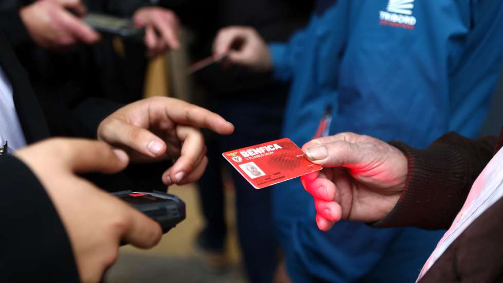 Sócios do Sport Lisboa Benfica identificam-se durante a votação para a eleição dos orgãos sociais do clube, no Estádio da Luz, em Lisboa, 28 de outubro de 2020. ANTÓNIO PEDRO SANTOS/LUSA