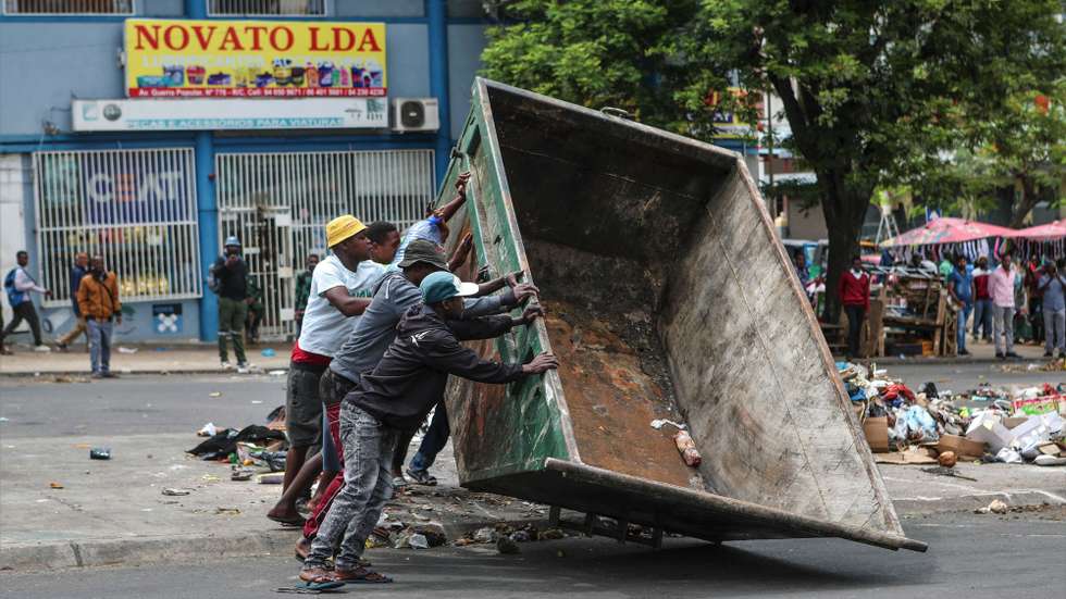 Manifestantes bloqueiam um estrada com um contentor em Maputo, Moçambique, 28 de novembro de 2024. Barricadas tomaram conta hoje de Maputo, com ruas e avenidas centrais praticamente sem viaturas, ocupadas por manifestantes, pedras, contentores do lixo, ferros, paus e tudo o que permita bloquear a passagem, em mais uma ação de protesto pós-eleitoral. LUISA NHANTUMBO/LUSA