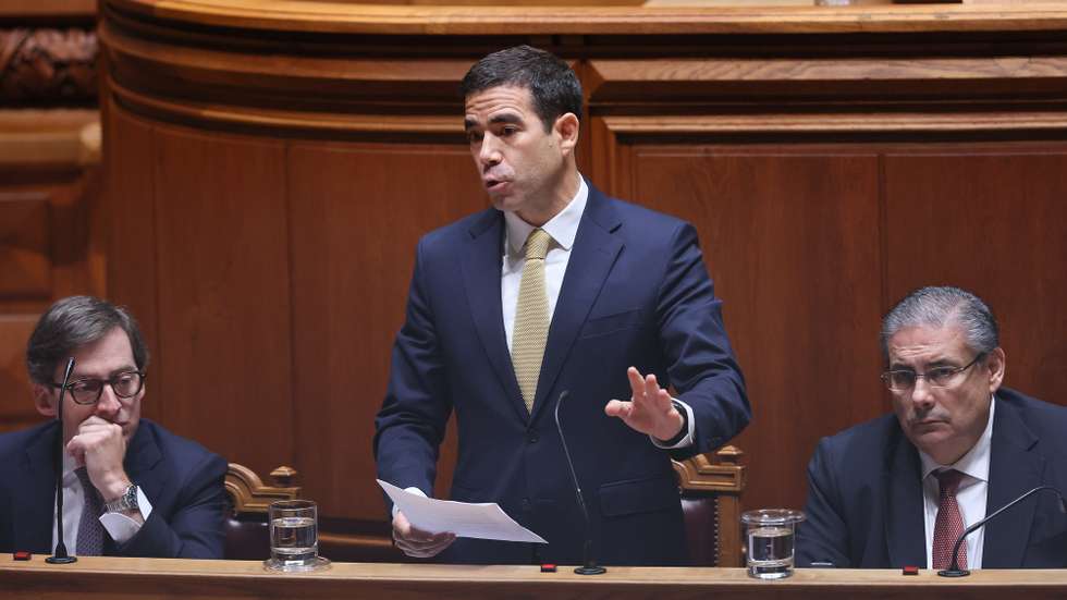 O ministro dos Assuntos Parlamentares, António Leitão Amaro, durante a sessão plenária para discussão para, entre outros assuntos, a reapreciação do Decreto da Assembleia da República n.º 6/XVII - Altera a Lei n.º 23/2007, de 4 de julho, que aprova o regime jurídico de entrada, permanência, saída e afastamento de estrangeiros do território nacional, na Assembleia da República, em Lisboa, 30 de setembro de 2025. MANUEL DE ALMEIDA/LUSA
