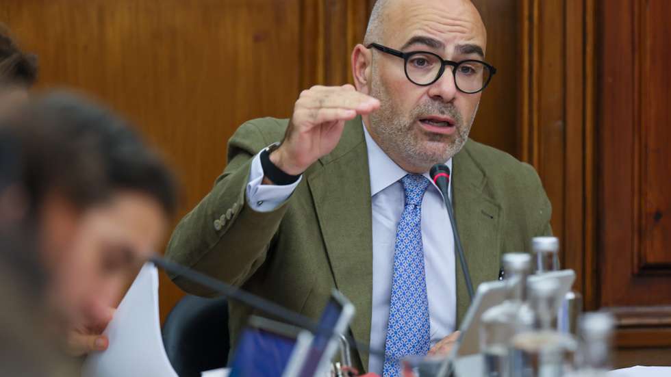O ministro das Infraestruturas e da Habitação de Portugal, Miguel Pinto Luz, intervém durante a sua audição perante a Comissão de Infraestruturas, Mobilidade e Habitação, na Assembleia da República, em Lisboa, 30 de setembro de 2025. MANUEL DE ALMEIDA/LUSA