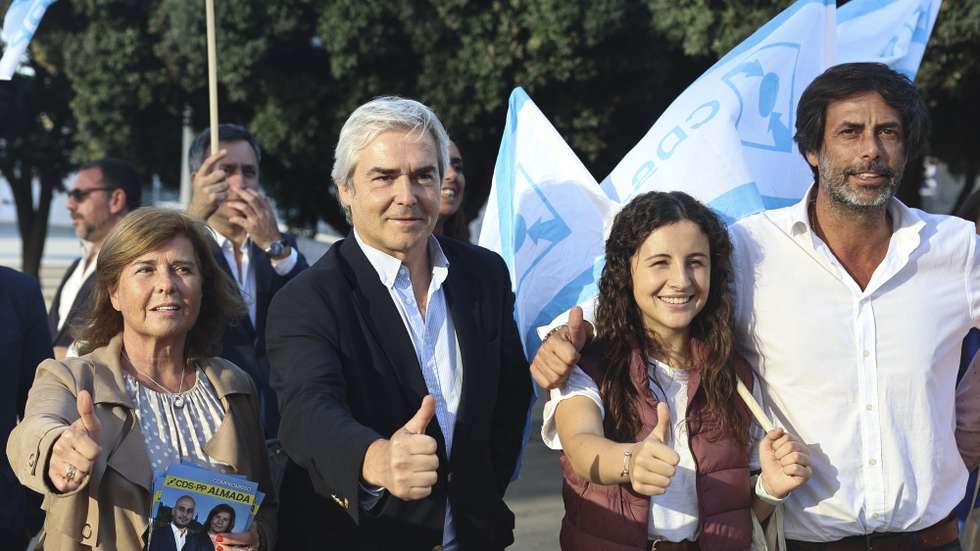 O presidente do CDS-PP, Nuno Melo (2-E), acompanhado pela candidata à Câmara Municipal de Almada, Ana Clara Birrento (E), durante uma ação de campanha no âmbito das próximas eleições autárquicas do dia 12 de outubro, em Almada, 29 de setembro de 2025. ANTÓNIO COTRIM/LUSA