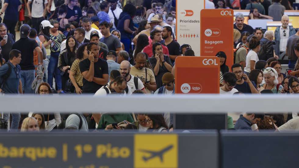 epa12417339 People wait at Santos Dumont Airport in Rio de Janeiro, Brazil, 30 September 2025. According to official sources, an oil spill on the main runway paralyzed operations at Rio de Janeiro's Santos Dumont Airport, the tenth busiest airport in Brazil in terms of passenger traffic.  EPA/ANDRE COELHO