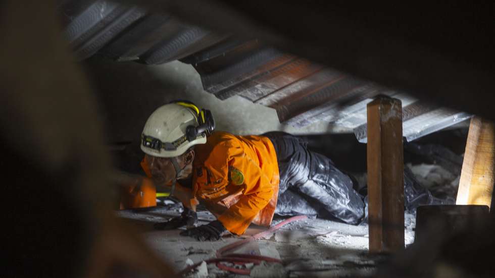 epa12415912 A rescuer searches for survivors of a collapsed building at an Islamic boarding school in Sidoarjo, East Java, Indonesia, 30 September 2025. Dozens of students were injured, and others are feared to be trapped, after a prayer hall collapsed while students were performing the afternoon prayer at the Al-Khoziny Islamic boarding school in East Java on 29 September.  EPA/FULLY HANDOKO
