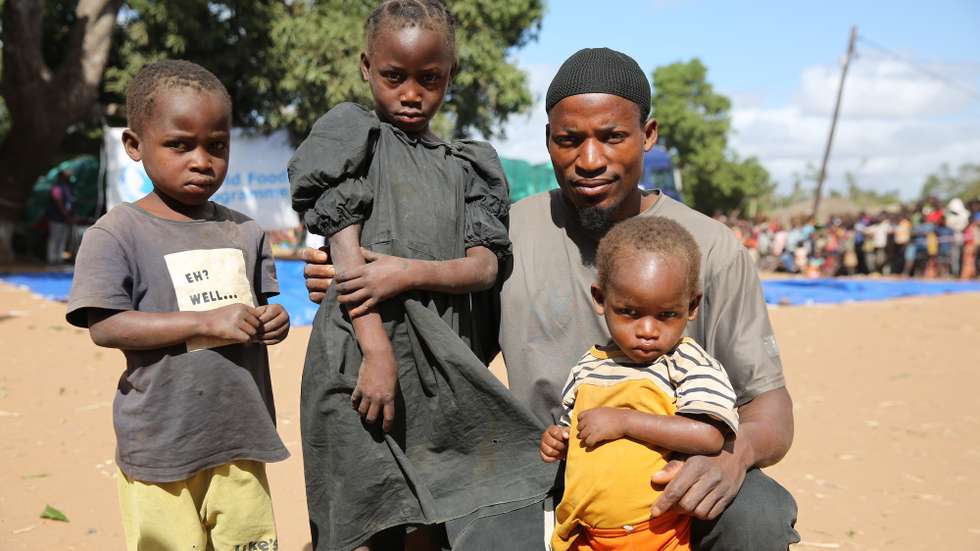Mussa António, 29 anos, posa com os seus filhos, com quem teve de fugir de ataques de grupos armados em Chiúre e, no trajeto, perdeu o rastro de dois irmãos mais velhos, com quem vivia, Cabo Delgado, Moçambique, 29 de julho de 2025. Vários distritos de Cabo Delgado, sobretudo Chiúre, estão a registar uma crescente atividade por parte de elementos destes grupos nos últimos dias. Na semana passada, extremistas reivindicarem também a decapitação, em locais diferentes, de pelos menos três cristãos moçambicanos. (ACOMPANHA TEXTO DA LUSA DO DIA 09 DE AGOSTO DE 2025). LUÍSA NHANTUMBO