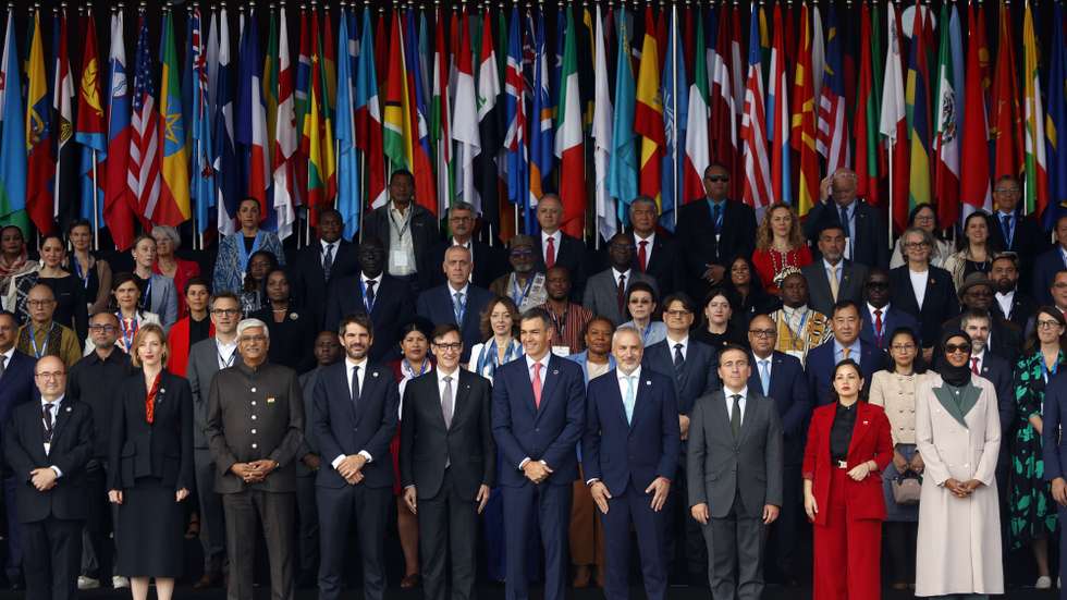 epa12414200 Spain's Prime Minister Pedro Sanchez (C) poses for a group photo during the official inauguration of MONDIACULT, the UNESCO World Conference on Cultural Policies and Sustainable Development, in Barcelona, Catalonia, Spain, 29 September 2025.  EPA/TONI ALBIR
