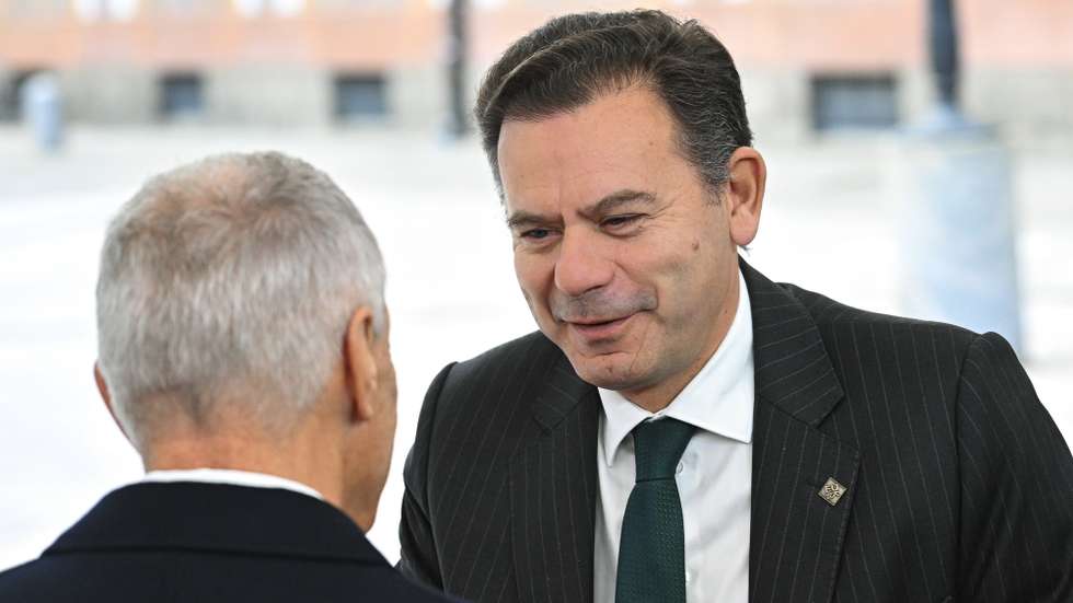 epa12419601 Portuguese Prime Minister Luis Montenegro arrives at Christiansborg Castle in Copenhagen, Denmark, 01 October 2025, for an informal meeting of EU heads of state and government.  EPA/RADEK PIETRUSZKA POLAND OUT