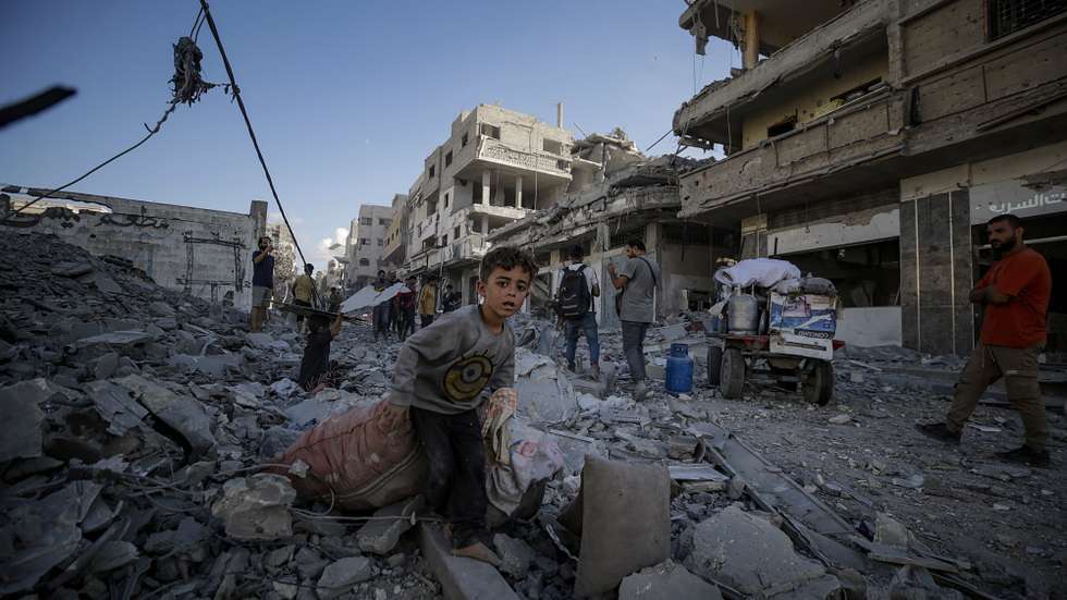 epa12417171 A Palestinian boy walks between destroyed houses following an Israeli air strike during an Israeli military operation in Gaza City, Gaza Strip, 30 September 2025. More than 65,600 Palestinians have been killed in the Gaza Strip since October 2023, according to the Palestinian Ministry of Health, and about 1,200 Israelis have been killed since the launch of an Israeli military campaign in response to a cross-border attack by Hamas on 07 October 2023.  EPA/MOHAMMED SABER