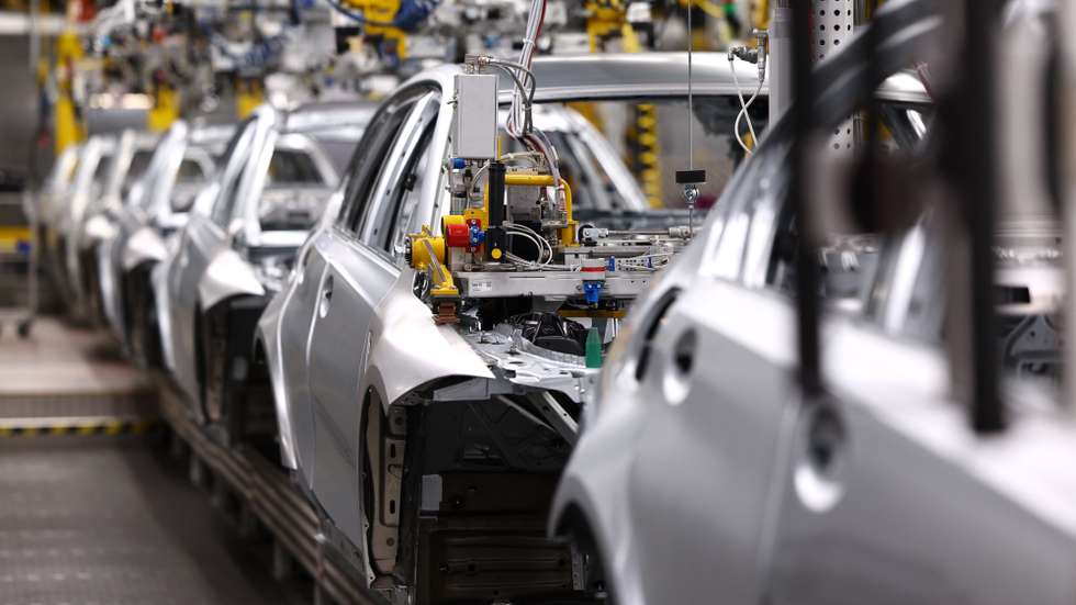 epa11011862 A view of the assembly line of German automobile maker BMW's car factory in Munich, Germany, 05 December 2023, on the same day the plant was visited by German Chancellor Scholz.  EPA/ANNA SZILAGYI