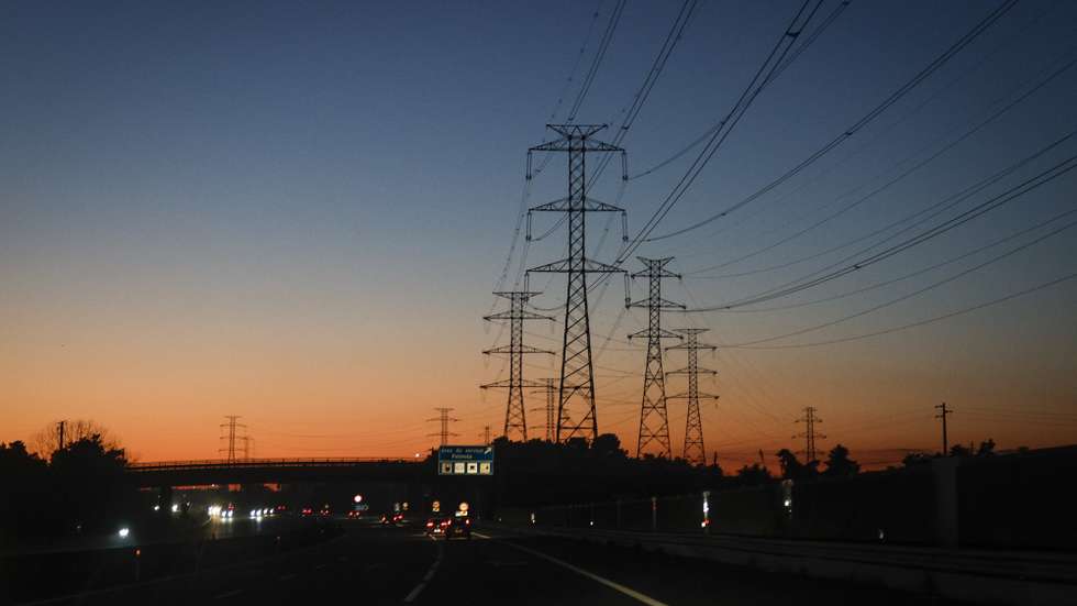 Autoestrada A2, em Palmela, 30 de dezembro de 2024. Cabos de alta tensão. Eletricidade. Pôr-do-sol. Tráfego. Trânsito. ANTÓNIO PEDRO SANTOS/LUSA
