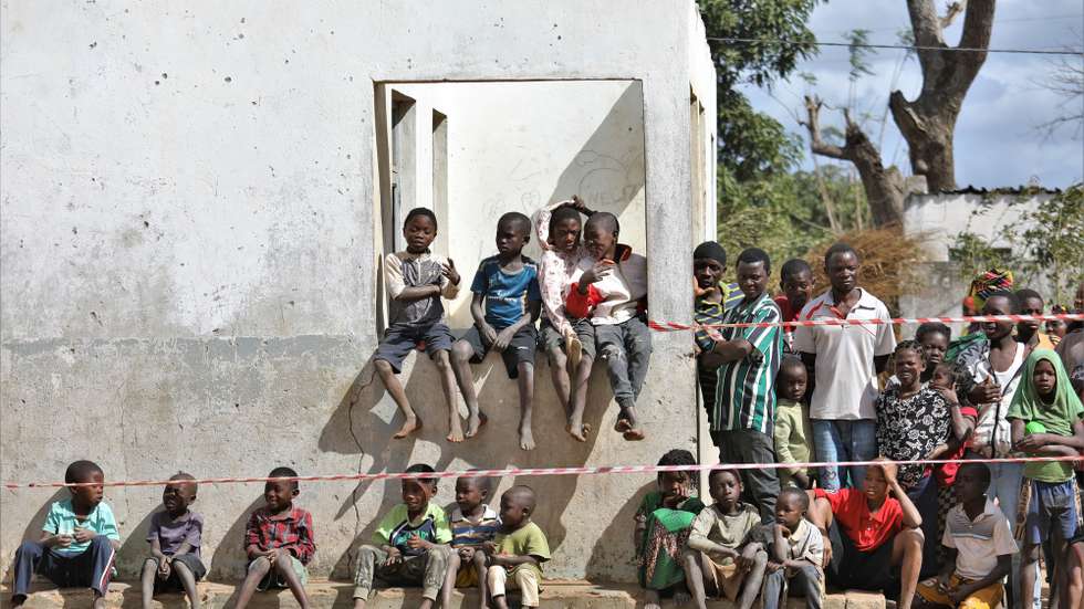 Deslocados no Centro de Trânsito de Namissir, na Escola Primária Completa dos Coqueiros, que alberga mais de 5.000 famílias deslocadas devido a ataques de grupos armados em Chiúre, na província de Cabo Delgado, norte de Moçambique, 29 de julho de 2025. Vários distritos de Cabo Delgado, sobretudo Chiúre, estão a registar uma crescente atividade por parte de elementos destes grupos nos últimos dias. Na semana passada, extremistas reivindicarem também a decapitação, em locais diferentes, de pelos menos três cristãos moçambicanos. (ACOMPANHA TEXTO DA LUSA DO DIA 09 DE AGOSTO DE 2025). LUÍSA NHANTUMBO