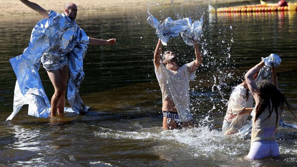Ensaio de imprensa do bailado “Cassandra”, do Ballet Contemporâneo do Norte  (BCN), na praia fluvial da Mamoa, Santa Maria da Feira, 01 de Outubro de 2025. O BCN estreia sábado um espetáculo em que bailarinos envergando figurinos de 20 quilos reflete sobre ilusões da moda, desperdício têxtil e “os bastidores obscuros” dessa indústria. (ACOMPANHA TEXTO) ESTELA SILVA/LUSA