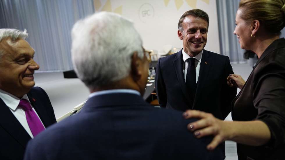 epa12424195 Danish Prime Minister Mette Frederiksen (R), French President Emmanuel Macron (2-R), Hungary's Prime Minister Viktor Orban (L) and European Council President Antonio Costa at the end of a plenary session of the 7th meeting of the European Political Community (EPC) in Copenhagen, Denmark, 02 October 2025. The summit, bringing together leaders from across the continent, will focus on defense and support for Ukraine, the security situation in Europe, including economic security and migration.  EPA/MADS CLAUS RASMUSSEN  DENMARK OUT