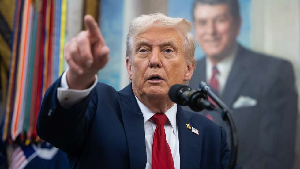 epa12417499 US President Donald Trump announces a drug-pricing deal with Pfizer in the Oval Office at the White House in Washington, DC, USA, 30 September 2025.  EPA/FRANCIS CHUNG / POOL