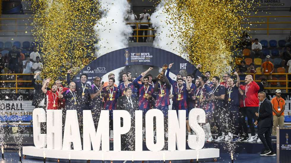 epa12426006 Players of FC Barcelona celebrate with the trophy after winning the 2025 IHF Men's Handball Club World Championship final match between Veszprem HC and FC Barcelona, in the New Administrative Capital, Egypt, 02 October 2025.  EPA/MOHAMED HOSSAM