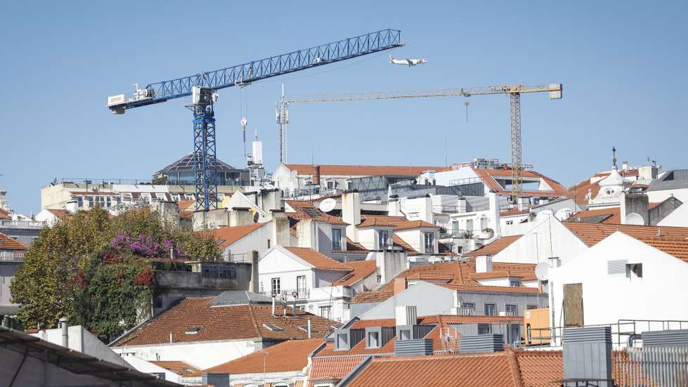 Visão geral do bairro da Mouraria, em Lisboa, 16 de fevereiro de 2025. Habitação. Arquitetura. Construção Civil. Gruas. ANTÓNIO PEDRO SANTOS/LUSA