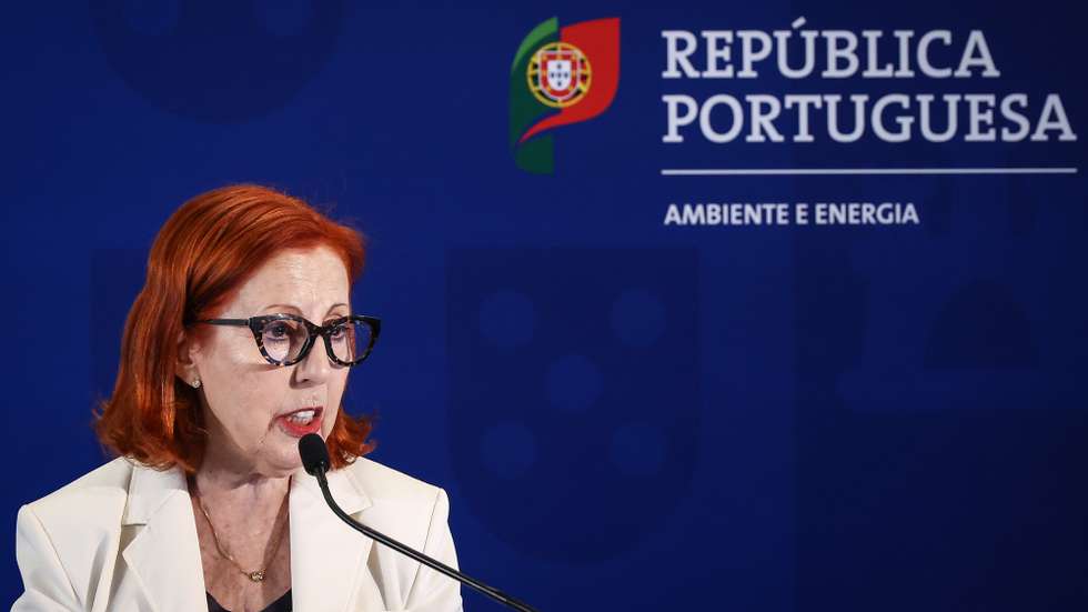 A ministra do Ambiente e Energia, Maria da Graça Carvalho, intervém na conferência de imprensa de apresentação do E-LAR e do Bairros + Sustentáveis, programas para tornar as casas mais eficientes e de combate à pobreza energética, em Lisboa, 05 de agosto de 2025. RODRIGO ANTUNES/LUSA