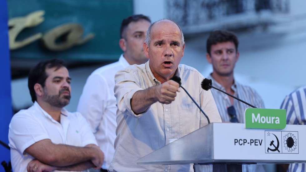 O secretário-geral do Partido Comunista Português (PCP), Paulo Raimundo, discursa durante uma ação de campanha no âmbito da campanha para as próximas eleições autárquicas do dia 12 de outubro, Moura, 03 de outubro de 2025. Mais de 9,3 milhões de eleitores estão inscritos para votar nas eleições autárquicas de 12 de outubro, dos quais mais de 41 mil são cidadãos estrangeiros recenseados em Portugal. NUNO VEIGA/LUSA