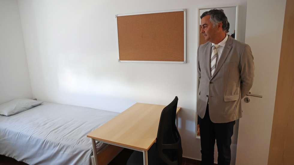 O ministro da Educação, Ciência e Inovação, Fernando Alexandre, observa um quarto durante a visita à nova residência de estudantes do IPP, com capacidade para 203 camas, Portalegre, 23 de setembro de 2025. A obra foi realizada ao abrigo do Plano Nacional para o Alojamento no Ensino Superior (PNAES), com financiamento do Plano de Recuperação e Resiliência (PRR) na ordem dos 5 milhões de euros. NUNO VEIGA/LUSA