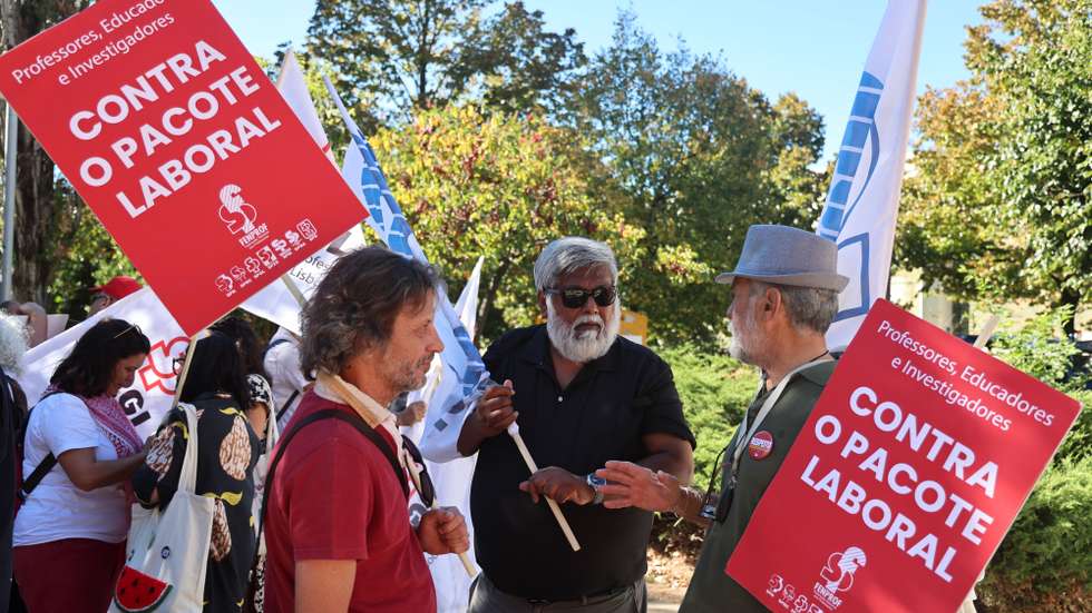 Professores protestam durante a manifestação pela FENPROF - Federação Nacional de Professores que assinala o Dia Mundial do Professor, em Lisboa, 4 de outubro de 2025. ANTÓNIO COTRIM/LUSA