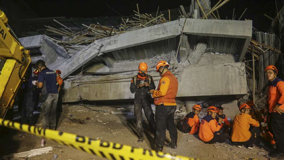 epa12415173 Rescuers take a break as they search for survivors of a collapsed building at an Islamic boarding school in Sidoarjo, East Java, Indonesia, 29 September 2025. Dozens of students were injured, and others are feared to be trapped, after a prayer hall collapsed while students were performing the afternoon prayer at the Al-Khoziny Islamic boarding school in East Java.  EPA/FULLY HANDOKO