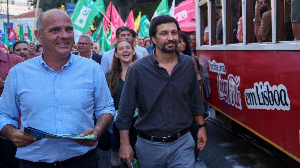 O secretário-geral do Partido Comunista Português (PCP), Paulo Raimundo, acompanhado por João Ferreira, durante uma ação de campanha da  Coligação Democrática Unitária (CDU),  no âmbito das próximas eleições autárquicas do dia 12 de outubro, em Lisboa, 4 de outubro de 2025. Mais de 9,3 milhões de eleitores estão inscritos para votar nas eleições autárquicas de 12 de outubro, dos quais mais de 41 mil são cidadãos estrangeiros recenseados em Portugal. ANTÓNIO COTRIM/LUSA