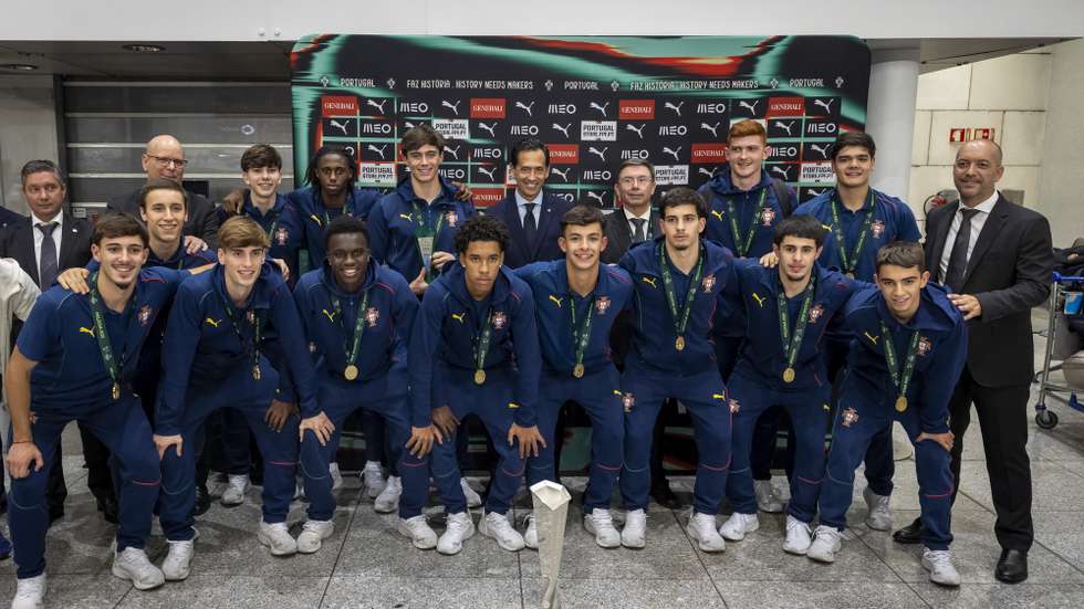 Jogadores da seleção nacional de Futsal sub-19, posam para uma fotografia após a conquista do título frente à Espanha, na Moldávia, à chegada ao aeroporto Humberto Delgado, 06 de outubro de 2025. JOSÉ SENA GOULÃO/LUSA