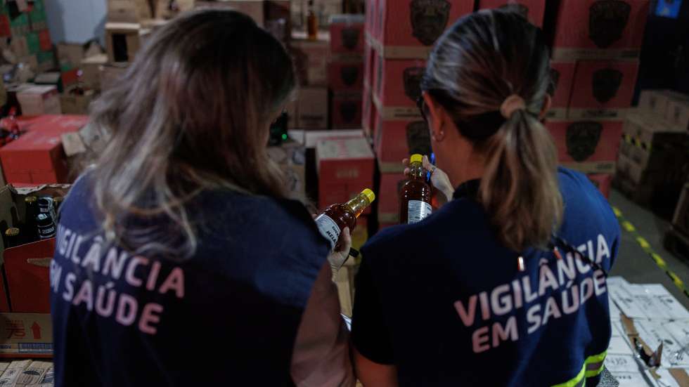 epa12426373 Health inspectors check bottles of liquor during an operation at a warehouse in the southern part of Sao Paulo, Brazil, 02 October 2025. Brazilian authorities have stepped up police action against the distribution of adulterated beverages after the number of possible deaths rose to eight and cases of methanol poisoning, a highly toxic biofuel, rose to 59.  EPA/Isaac Fontana