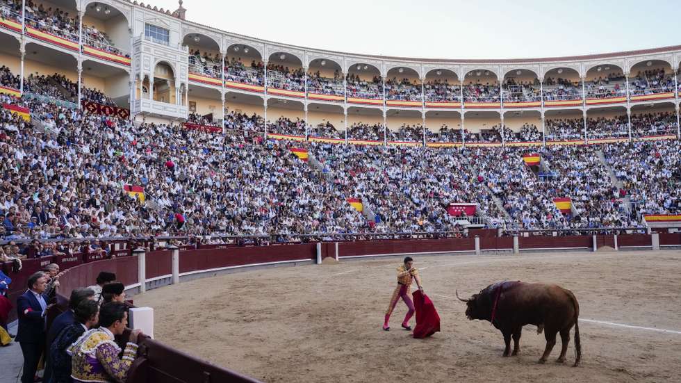 epaselect epa12430925 Spanish bullfighter Pablo Aguado fights a bull during the Autum Fair bulfighting at Las Ventas bullring, in Madrid, Spain, 04 October 2025.  EPA/BORJA SANCHEZ-TRILLO