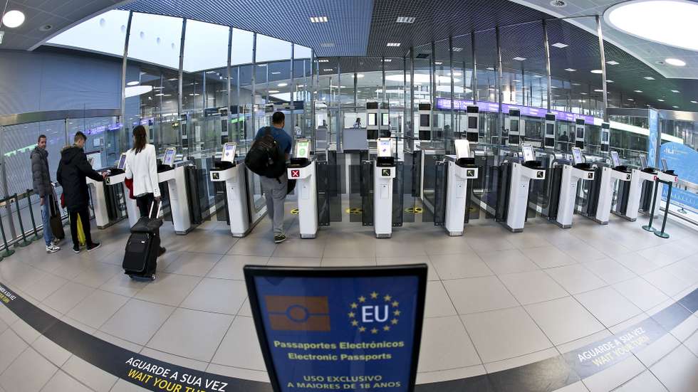 Passageiros utilizam os passaportes eletrónicos na passagem da fronteira no aeroporto de Lisboa, no âmbito dos testes-piloto do Projeto europeu "Smart Borders", Lisboa, 15 de março de 2015. STEVEN GOVERNO/LUSA
