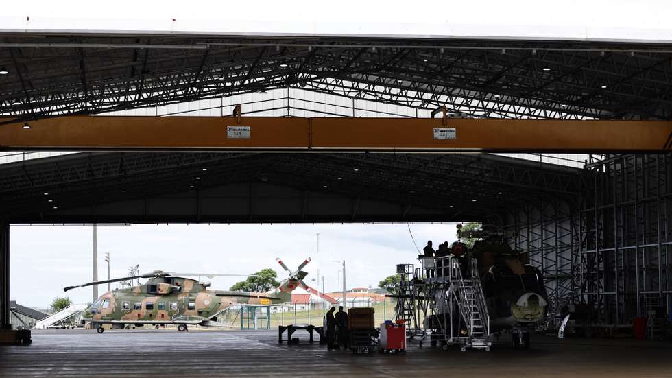 Militares fazem manutenção a um EH-101 Merlin na Base das Lajes (BA4), Praia da Vitória, Ilha Terceira, Açores, 31 de julho de 2025. NUNO VEIGA/LUSA
