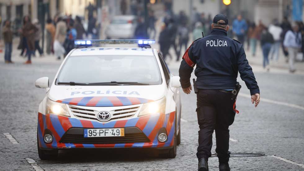 Um agente da Polícia de Sgurança Pública (PSP), patrulha a Praça do Rossio, em Lisboa, 26 de outubro de 2024. Forças de segurança. Agentes de autoridade. Baixa pombalina. ANTÓNIO PEDRO SANTOS/LUSA