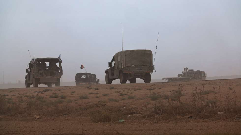 epa12441454 Israeli troops move along the northern part of the Israel Gaza border, southern Israel, 09 October 2025. US President Donald Trump announced that Israel and Hamas have agreed to the first phase of a Gaza peace plan, which includes the release of Israeli hostages and Palestinian prisoners, the withdrawal of Israeli forces, and the delivery of humanitarian aid to Gaza.  EPA/ATEF SAFADI