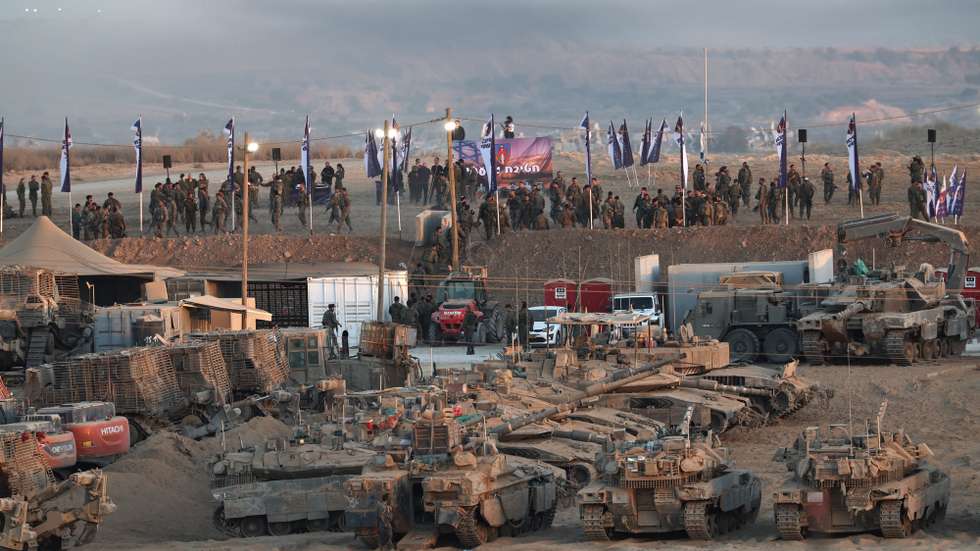 epa12444045 Israeli soldier next to their tanks at a gathering site after withdrawing from the Gaza Strip following the Israel-Hamas agreement on the first phase of the Gaza peace plan, near the Israeli-Gaza border in southern Israel, 10 October 2025. Prime Minister Benjamin Netanyahu's office announced on 09 October 2025 that Israel government had approved the Gaza ceasefire and hostage release plan.  EPA/ATEF SAFADI