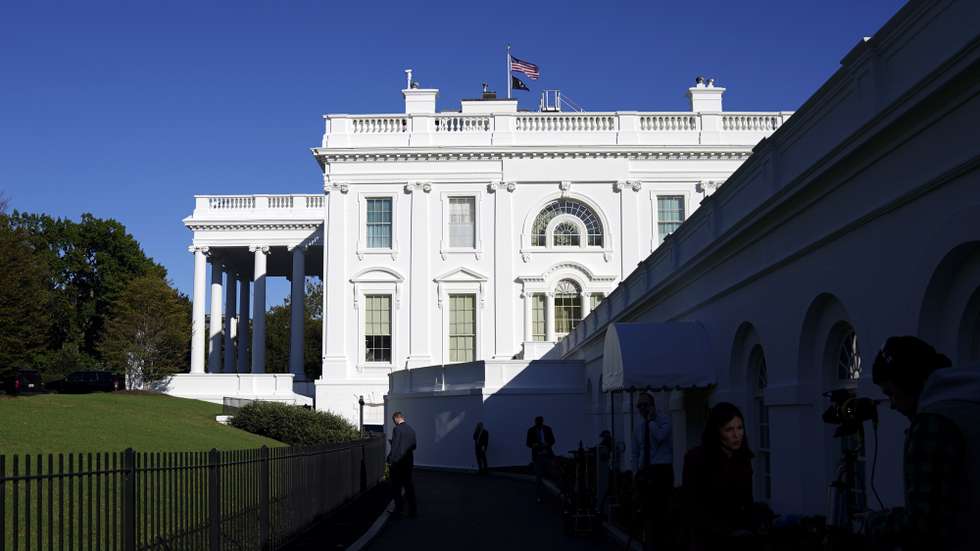 epa12443366 The White House in Washington, DC USA, 09 October 2025. US President Donald Trump announced that Israel and Hamas have agreed to the first phase of a Gaza peace plan, which includes the release of Israeli hostages and Palestinian prisoners, the withdrawal of Israeli forces, and the delivery of humanitarian aid to Gaza.  EPA/WILL OLIVER