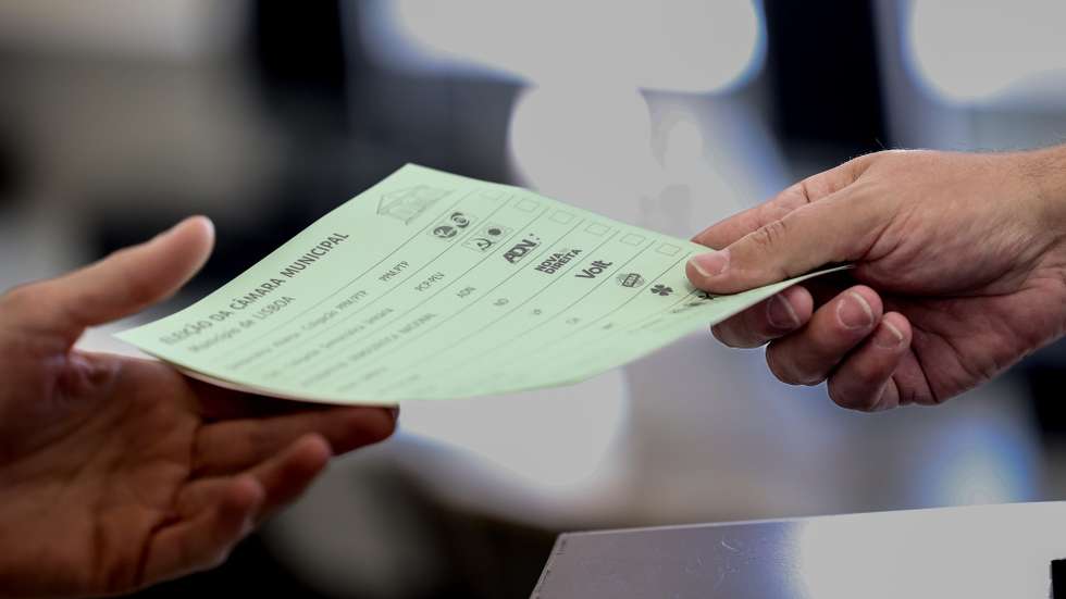 Boletim de voto para a Câmara Municipal de Lisboa, 12 de outubro de 2025. Decorrem este domingo as eleições autárquicas em Portugal onde mais de 9,3 milhões de eleitores podem votar. Os eleitores vão escolher os órgãos dirigentes das 308 Câmaras Municipais, 308 Assembleias Municipais e 3.221 Assembleias de Freguesia, pelo que há três boletins de voto. ANDRÉ KOSTERS/LUSA